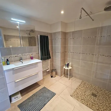 Climatise 2 Avec Terrasse Et Cuisine Equipee - Fr-1-100-344